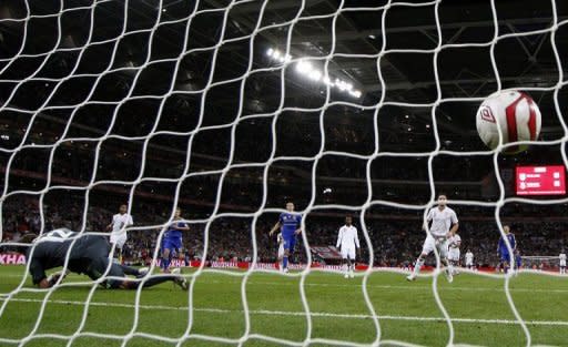 El volante Frank Lampard (D), de Inglaterra, anota de penal el gol del empate ante Ucrania, en en la segunda jornada de las eliminatorias europeas para el Mundial de Brasil-2014, en el estadio Wembley de Londres, el 11 de setiembre de 2012. El duelo acabó 1-1 . (AFP | ian kington)