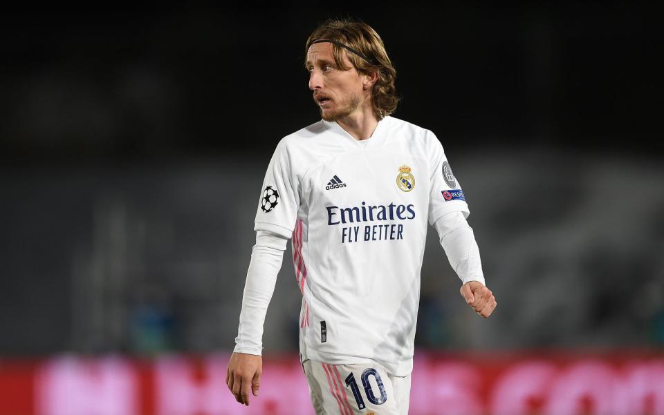 Moderner Rebell: Luka Modric ist der lebende Beweis dafür, dass man als Spieler von Real Madrid nicht automatisch zum eitlen Wannabe-Model wird. Und dafür, dass man auch ohne vernünftigen Haarschnitt gut kicken kann, immerhin wurde er 2018 Weltfußballer des Jahres. (Bild: Getty Images/Denis Doyle)