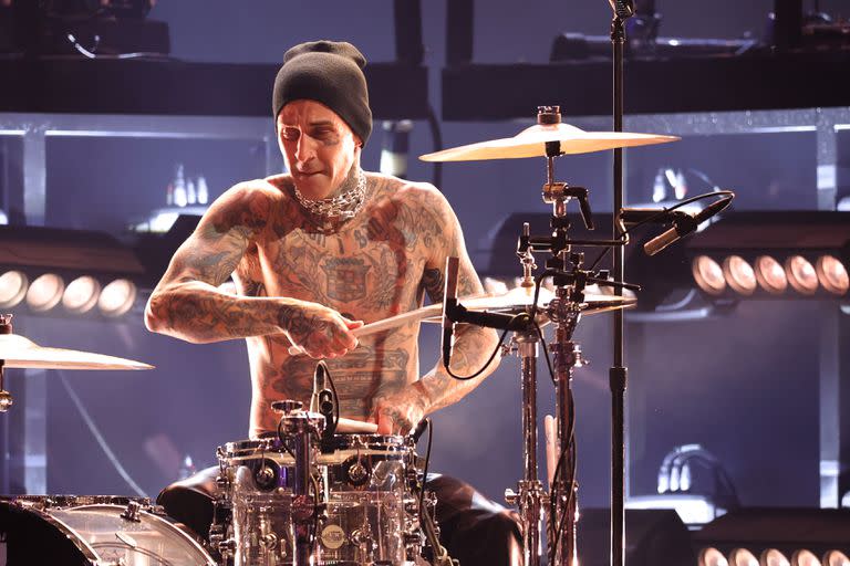 Travis Barker sobrevivió a un accidente aéreo en 2008 y permaneció 13 años sin subir a un avión.