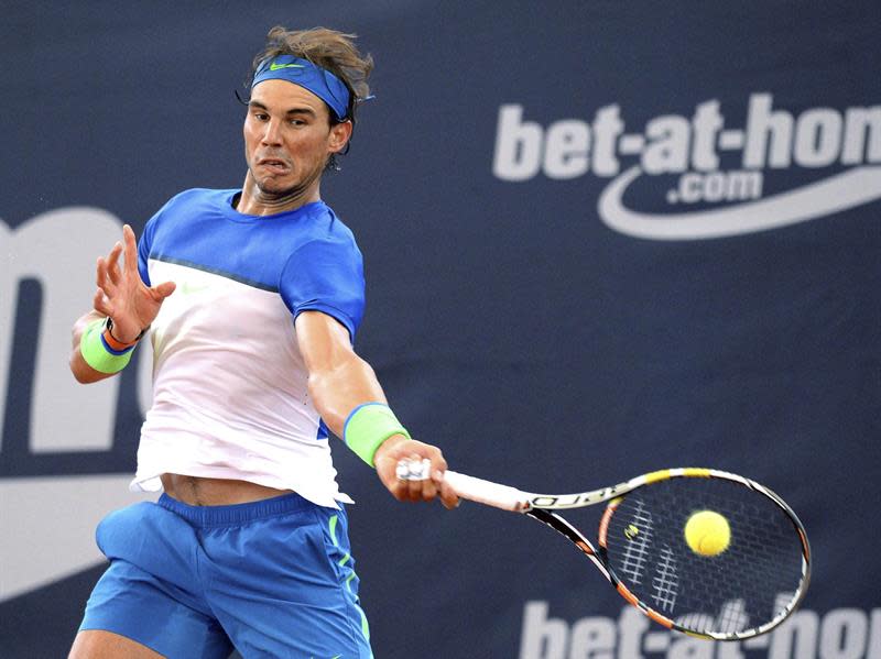 El tenista español Rafa Nadal devuelva una bola durante el partido de la segunda ronda del torneo de tenis de Hamburgo disputado contra el checo Jiri Vesely, en Hamburgo (Alemania), hoy, 30 de julio de 2015. EFE/Daniel Bockwoldt