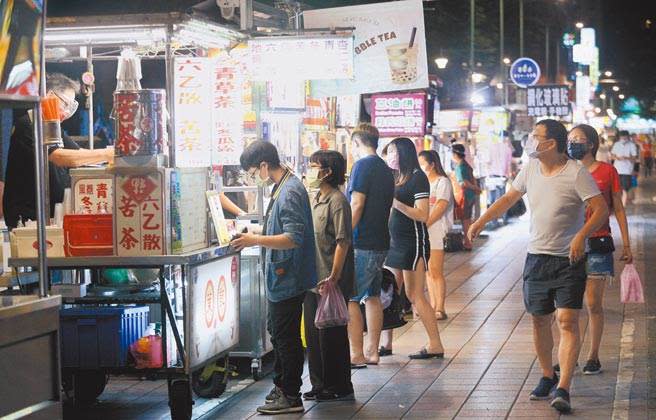 北市寧夏夜市上月29日起已微解封，以原有攤位的1/4數量開始營業，出現久違的逛街人潮。（資料照/張鎧乙攝）