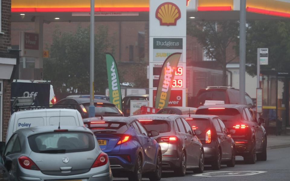 Drivers queue for petrol in Tonbridge, Kent, after other petrol stations in the town ran out of fuel because of delivery problems - Stephen Lock / i-Images