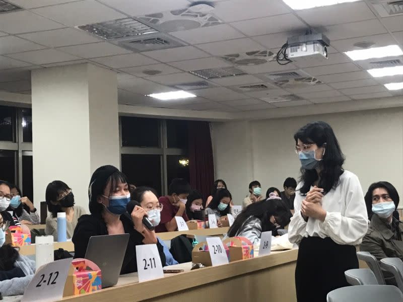 ▲政治大學創新國際學院舉行紀錄片《九槍》試映會及導演蔡崇隆座談。（圖／創新國際學院）