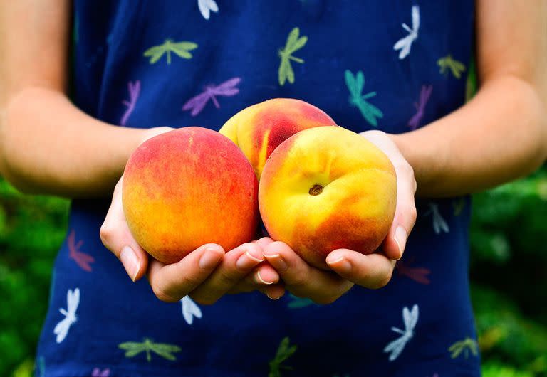 Las frutas con hueso están repletas de propiedades beneficiosas para nuestro organismo. Por ejemplo, cuidan la salud digestiva al tiempo que te ayudan a lucir una piel luminosa y bronceada. (Foto: Getty)