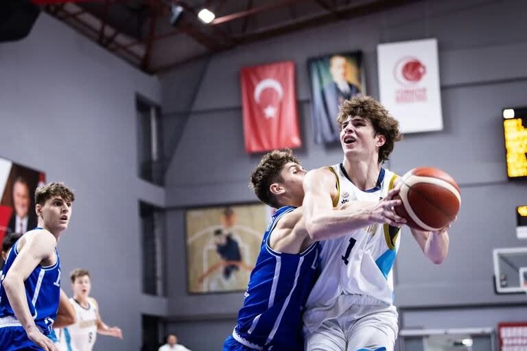 Tyler Kropp nació en Ohio y tuvo dos herencias de sus progenitores: la pasión por el básquetbol, de su papá, y la afición por Argentina, de su mamá; el ala-pivote consiguió 29 puntos, 8 rebotes y 2 robos, con +28 de valoración.