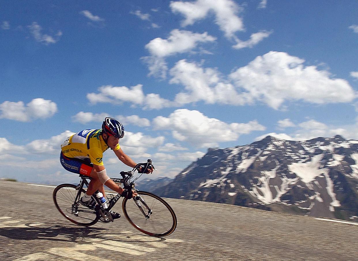 US Lance Armstrong (US Postal team) rides down the Galibier mountain, 14 June 2003, during the sixth stage of the Dauphine Libere race between Challes-les-Eaux and Briancon.