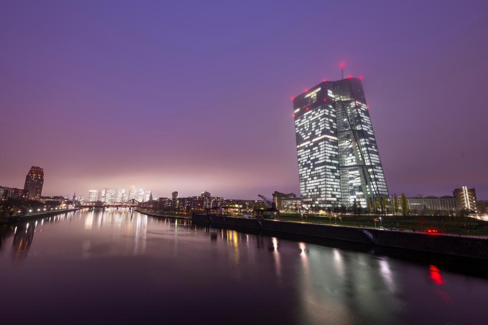 Die Europäische Zentralbank (EZB) leuchtet im letzten Licht des Tages. In der kommenden Woche findet wieder die turnusmäßige Ratssitzung des Geldinstituts statt. - Copyright: Picture Alliance