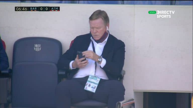 Captura TV. Sin poder estar en el banco de suplentes, Ronald Koeman envió indicaciones a sus asistentes a través de su celular