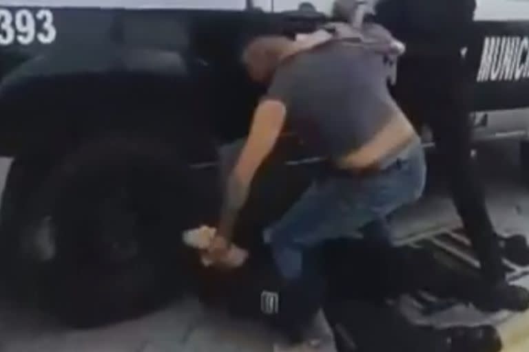 Un hombre le propinó una brutal golpiza a una mujer policía durante un operativo de tránsito en México