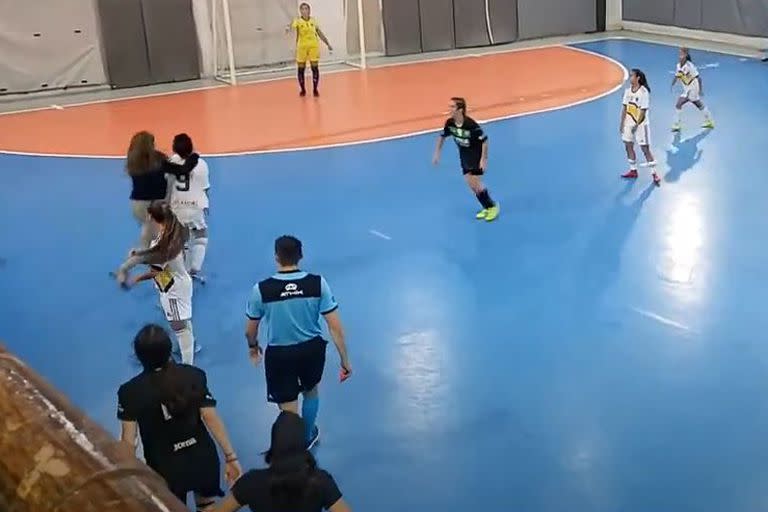 Futsal femenino: una mujer invadió la cancha y agredió a Lucía Solís de Boca