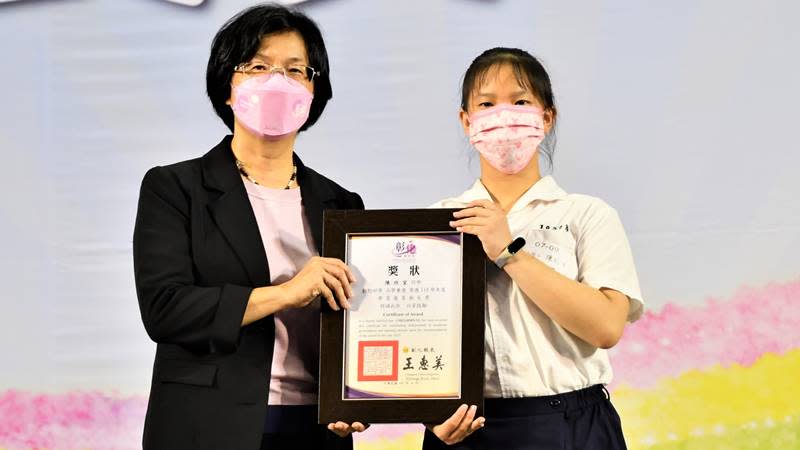 彰化縣國小縣長獎得主頒獎　王惠美表揚547位獲獎畢業生