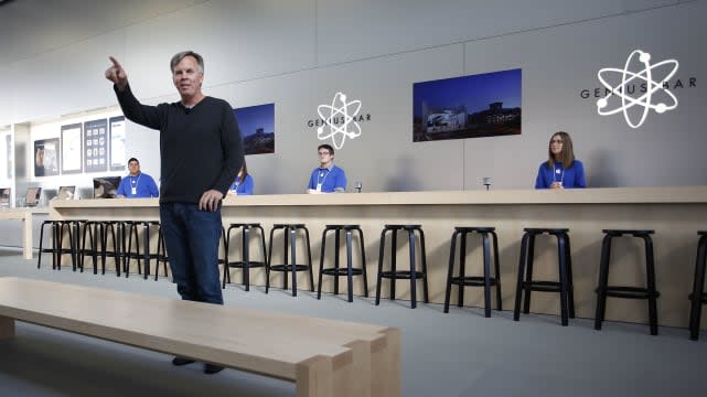 Apple Opens New Store In Chicago's Lincoln Park Neighborhood