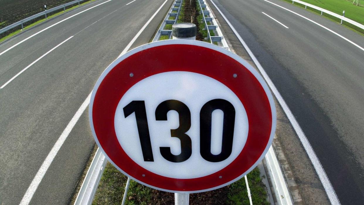 Ein Verkehrsschild weist auf die Höchstgeschwindigkeit von 130 Kilometern pro Stunde auf einem Autobahnteilstück hin.