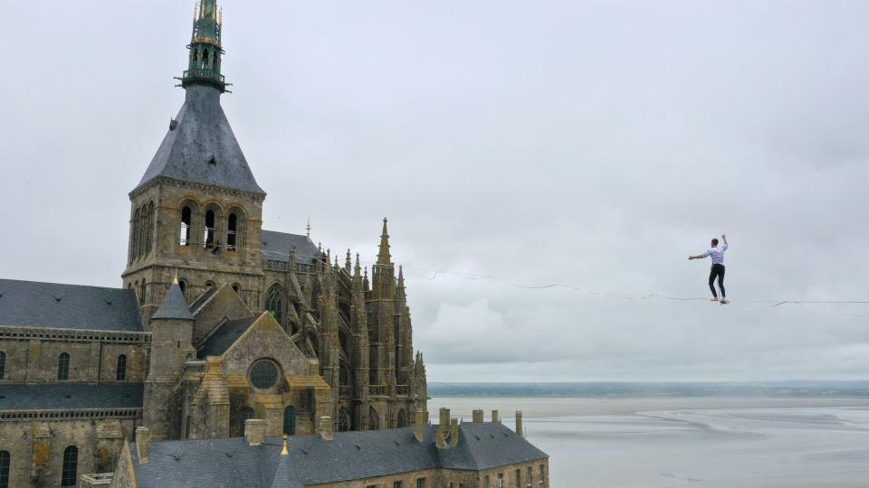 <p>El cable se encontraba suspendido entre una grúa y la famosa abadía del Monte Saint-Michel, una estampa idílica que hacía incluso más hermosa la hazaña. (Foto: Damien Meyer / AFP / Getty Images).</p> 