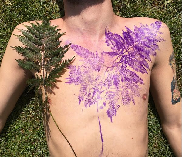 L'artiste utilise des pochoirs entièrement naturels afin de dessiner les tatouages.