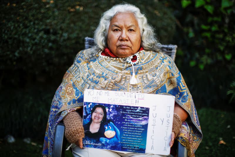 Irinea Buendía posa para una fotografía con un cartel con la imagen de su hija Mariana Lima, en Ciudad de México