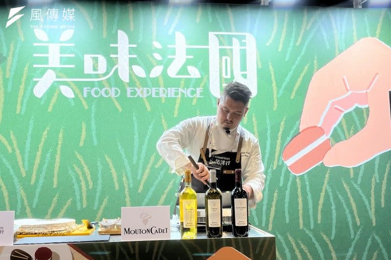 <cite>20231023法國食材展「Food Experience美味法國」開幕，「Le Comptoir Neihu 康拓洋行 內湖店」台法混血主廚侯昱瑋展示法式乳酪開胃小點。（蔡娪嫣攝）</cite>