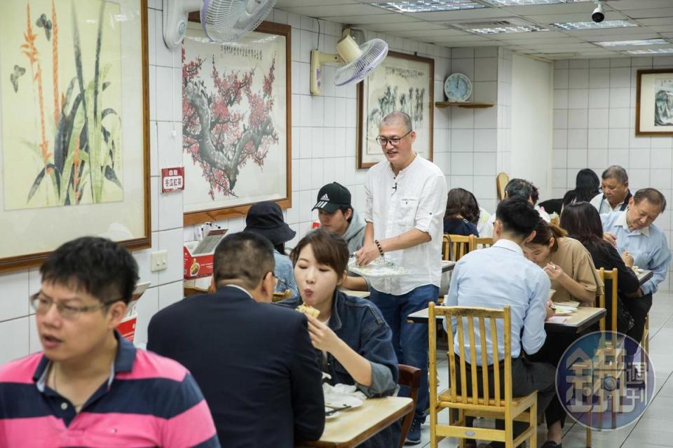 每逢用餐時間，穆記必定高朋滿座，周泰龍（站立者）已養成隨時觀察客人需求的眼力。