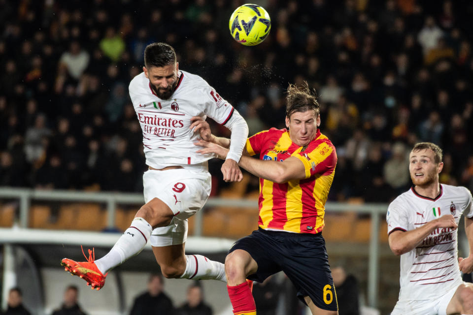 LECCE, ITALY - JANUARY 14: Olivier Giroud of AC Milan and Federico Baschirotto of US Lecce jump for the ball during the Serie A match between US Lecce and AC MIlan at Stadio Via del Mare on January 14, 2023 in Lecce, Italy. (Photo by Ivan Romano/Getty Images)