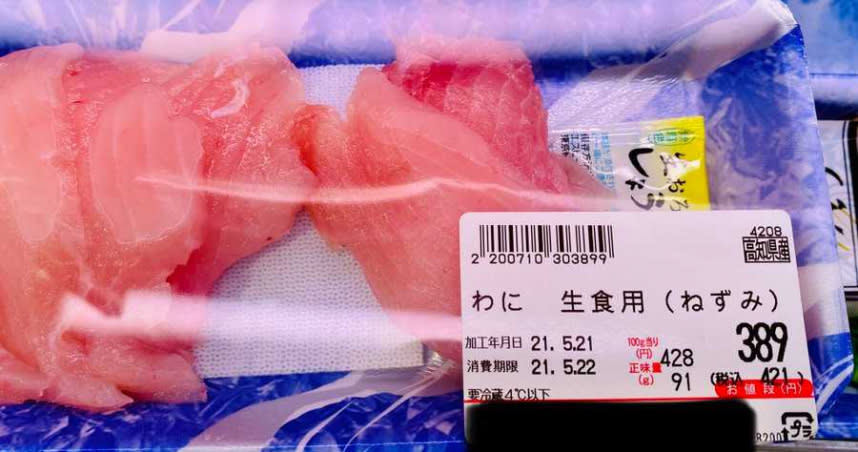 日本網友貼出一張超市肉盤的照片，可見品名的地方寫著「鱷魚生食用老鼠」，事實上是一種鯊魚種類。（圖／取自推特@meta_pico）