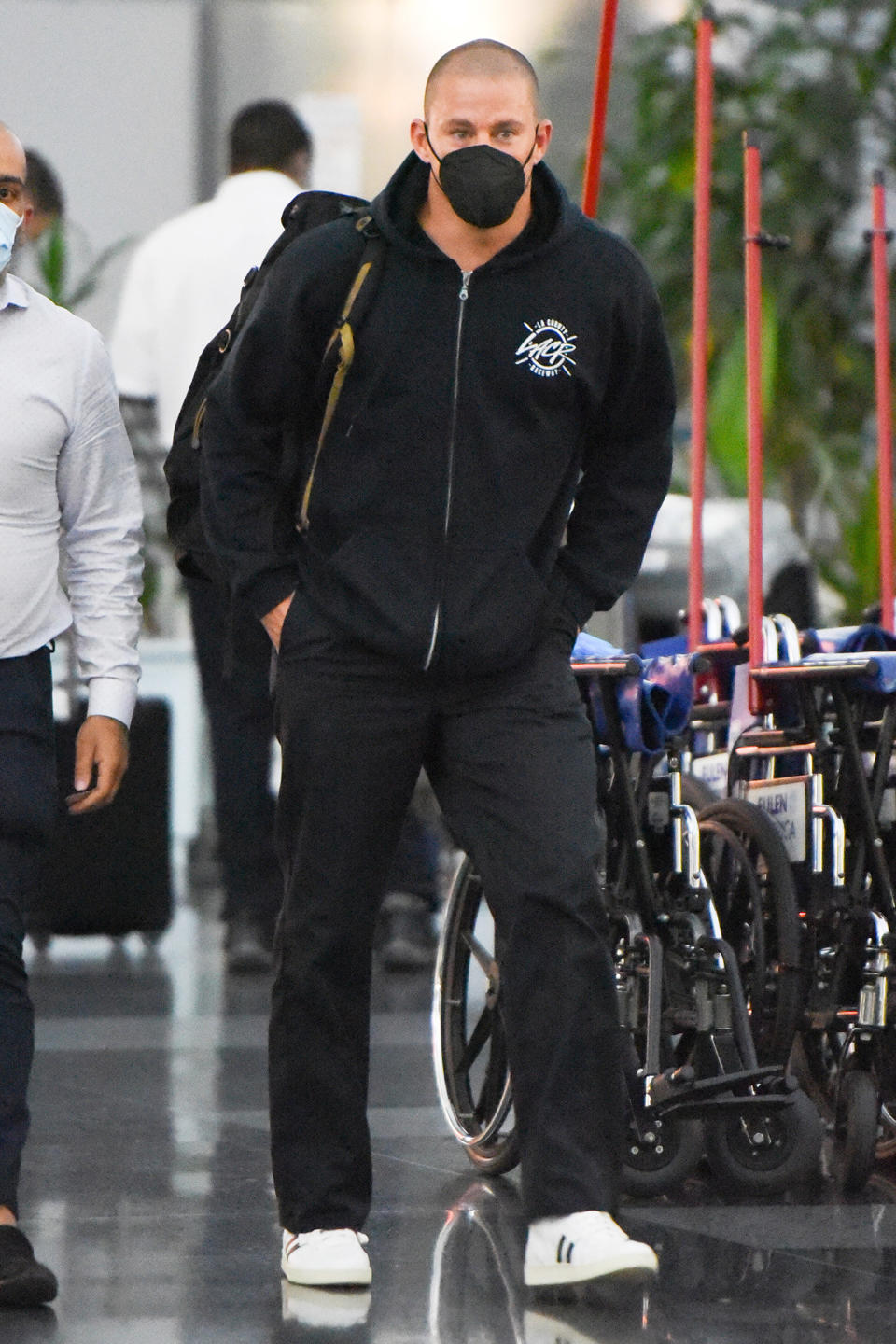 <p>Channing Tatum arrives at JFK airport in New York on Sept. 11 wearing a black hoodie and mask. </p>