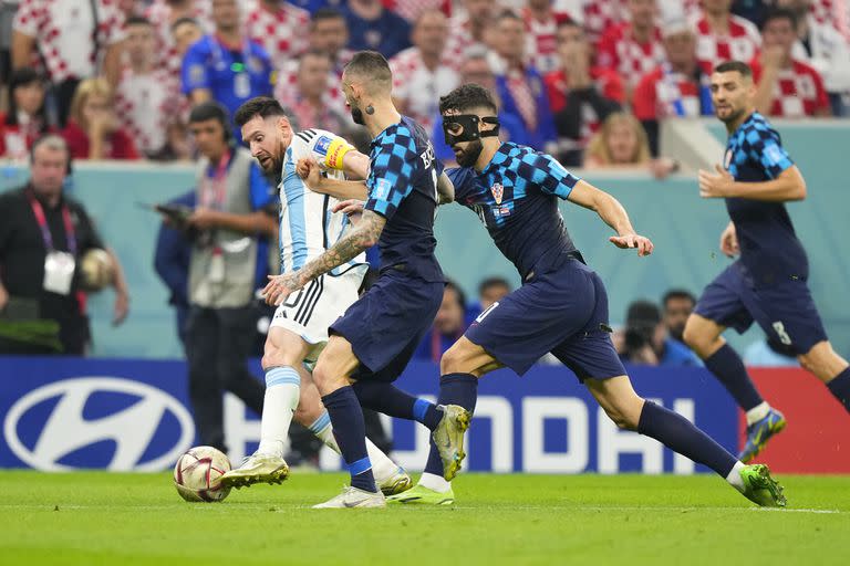 Lionel Messi controla la pelota ante la presión croata durante el partido entre Argentina y Croacia por semifinales de la Copa del Mundo