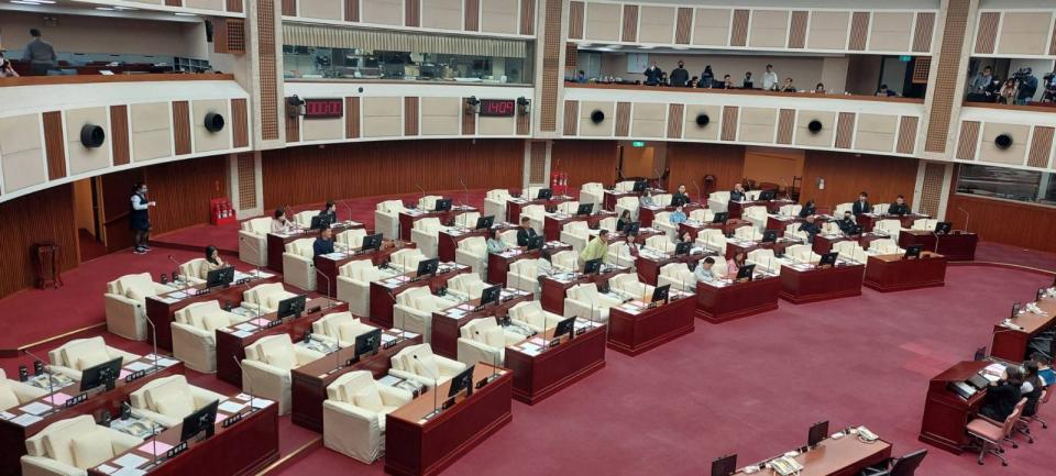 台北市議會22日下午召開臨時會，因國民黨團杯葛，導致出席人數不足流會。翻攝簡舒培臉書