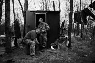 <p>A Ukrainian soldier shaves a comrade’s head near the village of Novotroitsk, in Donbass Oblast, Ukraine, April 2017. (Photo: Manu Brabo/MeMo) </p>