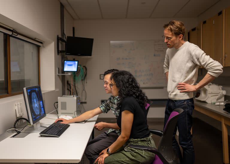 Alex Huth (de pie), Jerry Tang y Shailee Jain (sentados), los investigadores detrás del desarrollo que permite leer y transcribir el pensamiento de una persona



Un descodificador creado en la universidad de Texas y basado en GPT lee los pensamientos registrados por un escáner cerebral. El sistema capta el sentido de las frases más que su literalidad gracias a la inteligencia artificial