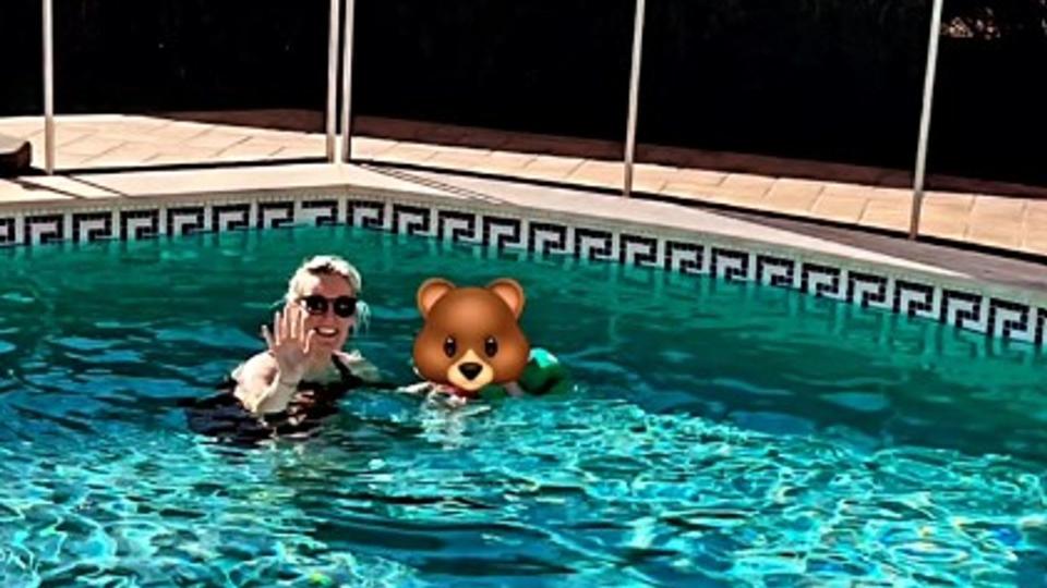 steph mcgovern in swimming pool with daughter