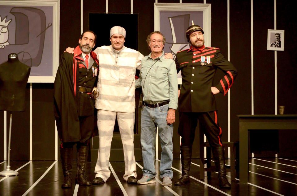 Los hermanos Bruno, Demián, Alejandro (su padre) y Odiseo Bichir.