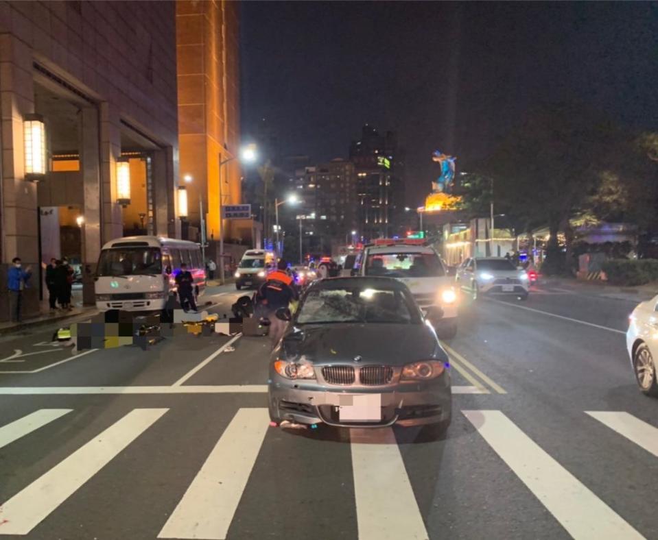 ▲一輛BMW轎車行經河東路、國民街路口時，因不明原因將4名行人撞飛。（圖／中天新聞）