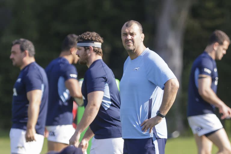 Michael Cheika observa, en un entrenamiento de los Pumas