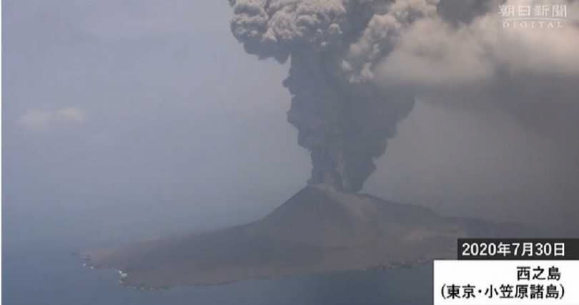 日本小笠原群島「西之島」噴發火山灰。（圖／朝日新聞YouTube）