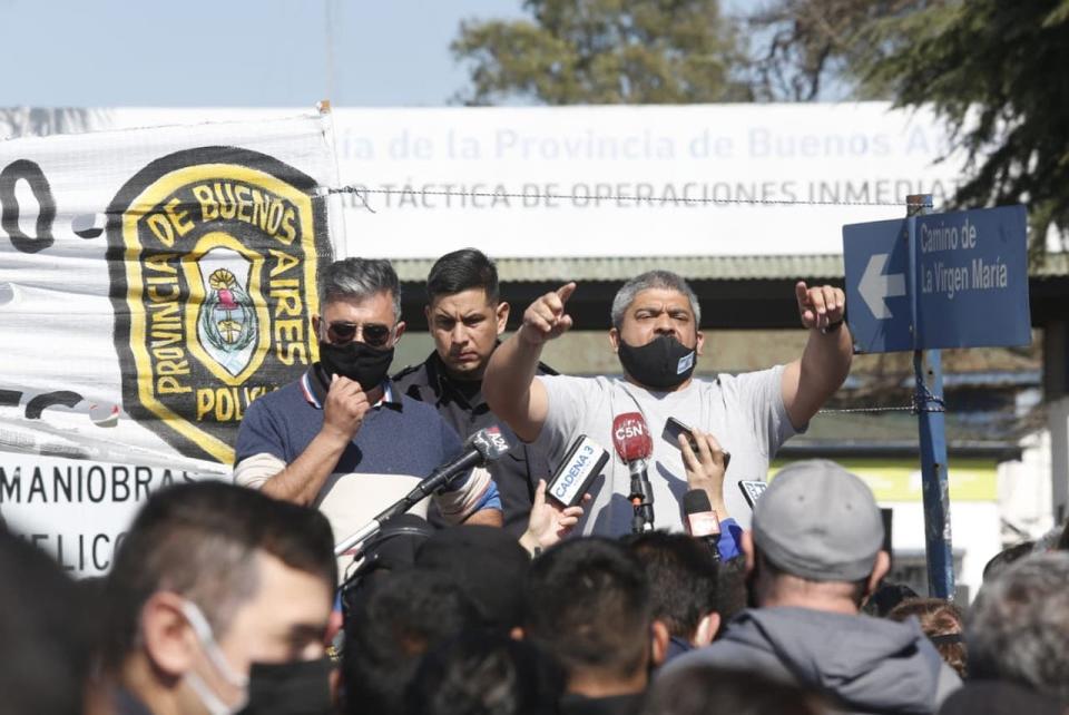 Los policías en Puente 12 tras el anuncio de Kicillof