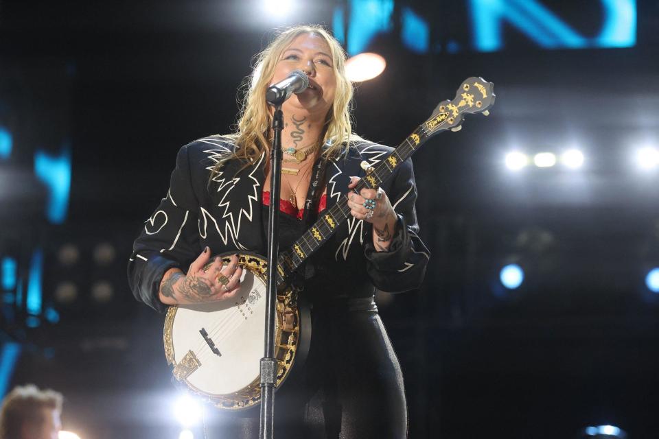 Elle King Butchers Dolly Parton Song As She Performed Drunk [VIDEO]