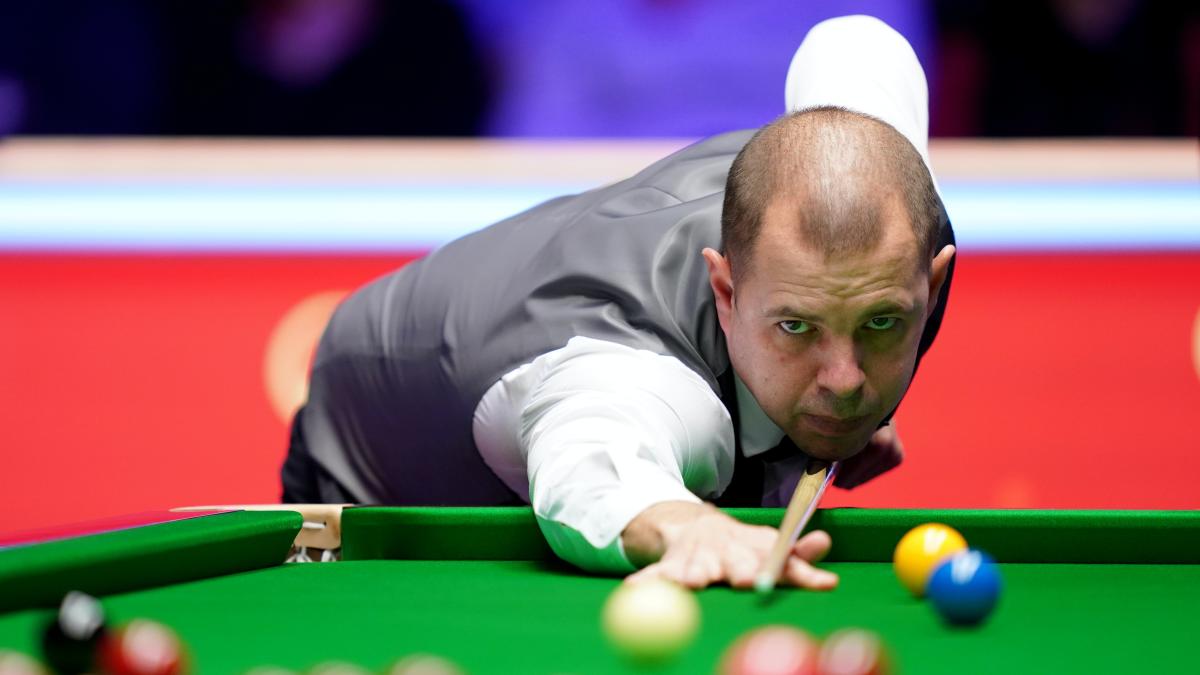 Barry Hawkins and Robert Milkins through to stage two in Milton Keynes