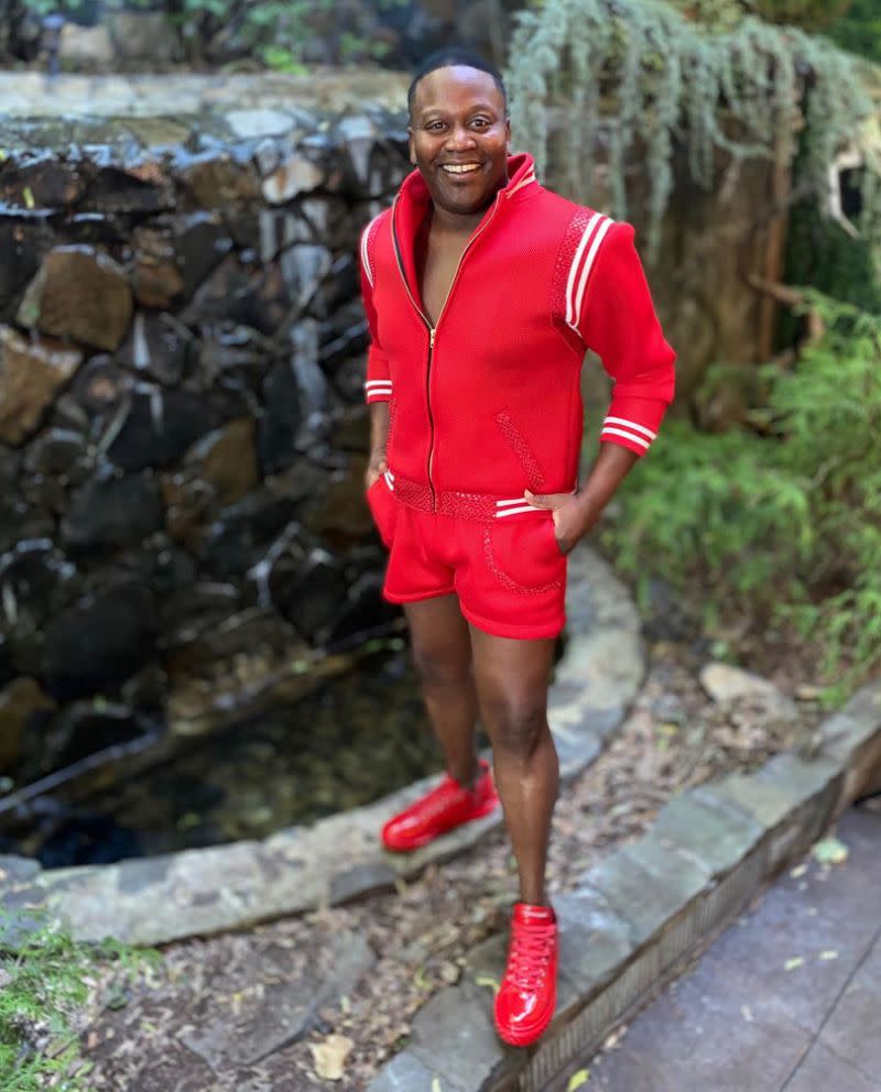  Tituss Burgess heizt mit roter Shorts-Jacken-Kombination ein. Foto: Instagram/instatituss.