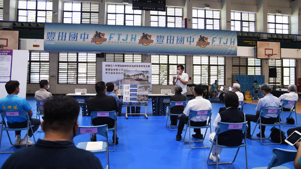 8月31日在豐田國中體育館舉行慈濟捐建校舍儀式，郭漢隆建築師說明設計規劃。