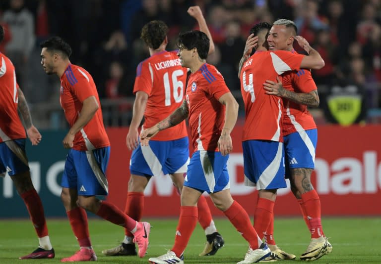 El delantero de Chile Eduardo Vargas (drcha.) celebra con sus compañeros un gol marcado a Paraguay en un partido amistoso en Santiago el 11 de junio de 2024 (Rodrigo Arangua)