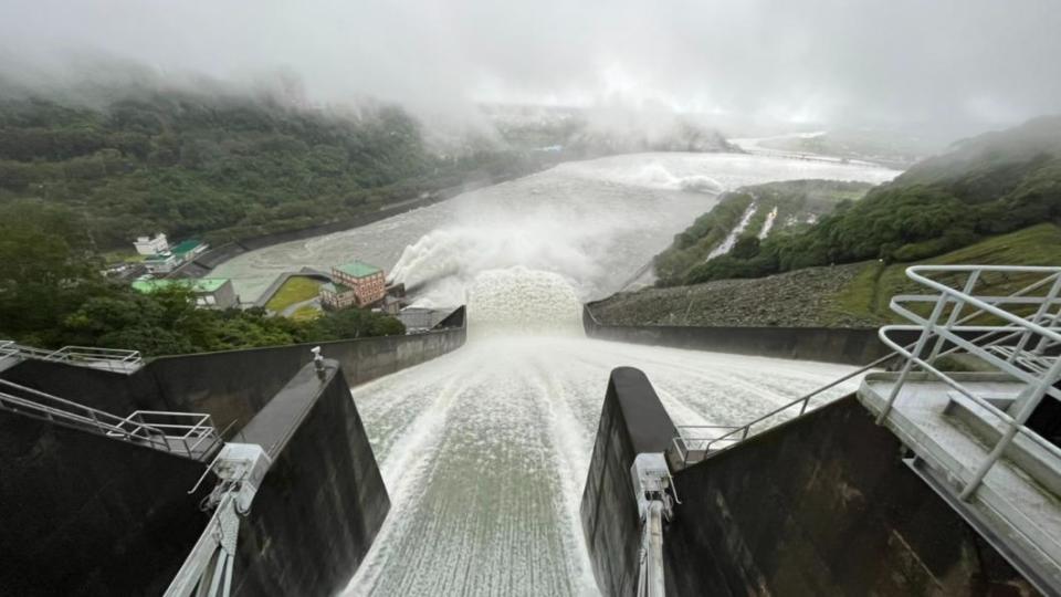 石門水庫洩洪。（圖／新北市政府提供）