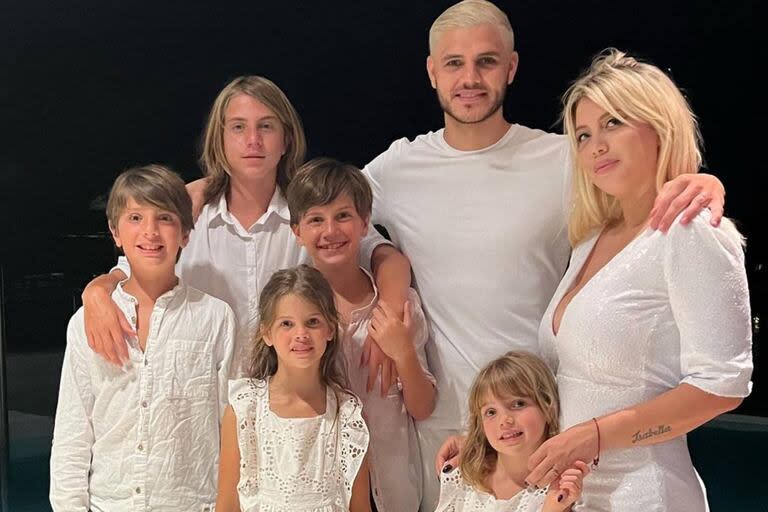 Wanda Nara y Mauro Icardi con la familia completa: Valentino, Constantino, Benedicto (los hijos de ella con Maxi López), Francesca e Isabella (hijas del matrimonio) (Foto Instagram @wanda_nara)