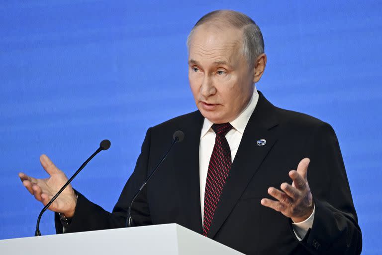 El presidente ruso Vladimir Putin gesticula mientras habla en la reunión anual del Club de Discusión Valdai en el balneario del Mar Negro de Sochi