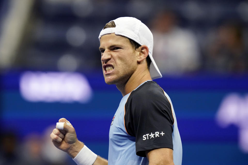 El argentino Diego Schwartzman reacciona tras ganar un punto ante el sudafricano Kevin Anderson por la segunda ronda del Abierto de Estados Unidos, el miércoles 1 de septiembre de 2021, en Nueva York. (AP Foto/Frank Franklin II)