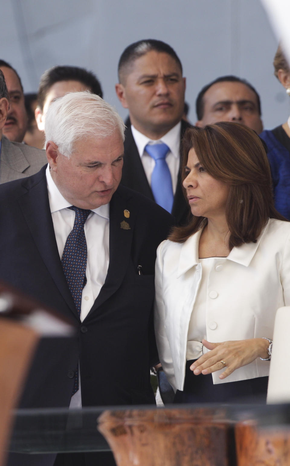 El presidente de Panamá Ricardo Martinelli, a la izquierda, y su colega costarricense Laura Chinchilla conversan durante la ceremonia de asunción del nuevo mandatario hondureño Juan Orlando Hernández. Tegucigalpa, lunes 27 de enero de 2014. (AP foto/Arnulfo Franco)