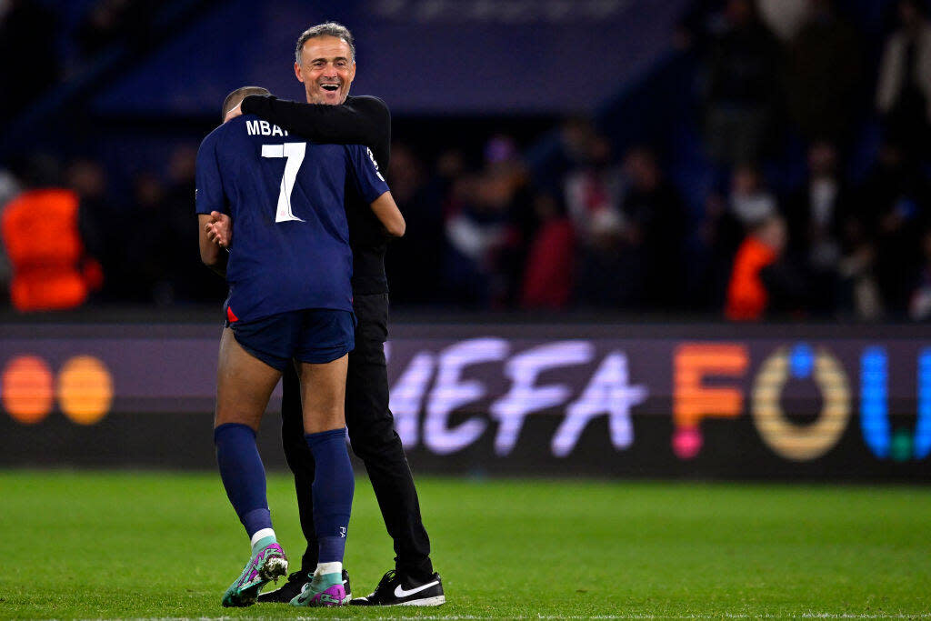 Luis Enrique et Kylian Mbappé, ici en octobre 2023 après un match de Ligue des champions, ne sont pas encore officiellement champions de France de Ligue1. Mais c’est tout comme.