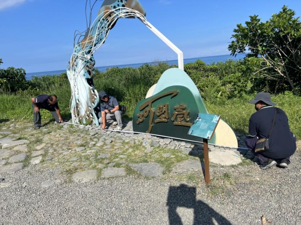 排灣族藝術家在阿塱壹南田端入口創作「山海之間」，讓古道展現了全新的風貌。   圖：台東縣政府／提供