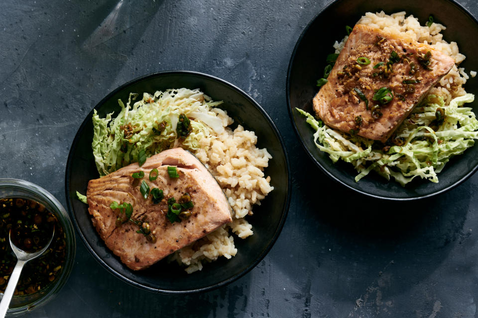 Salmón al horno con arroz al miso y vinagreta de jengibre y cebolleta en Nueva York, el 27 de mayo de 2020. Estilista de alimentos: Simon Andrews. (David Malosh/The New York Times)