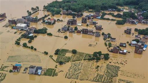 中國連日暴雨，不但讓鄱陽湖水位創歷史新高，周邊地區也淹起大水。（圖／翻攝自微博）