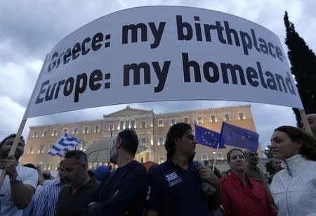 Pro-Euro protestors hold a banner during a pro-Euro rally in front of the parliament building, in Athens, Greece, June 30, 2015. REUTERS/Yannis Behrakis